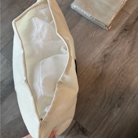 Lucky # 7 Brand new pillow case with letter 7 black letter size 40cm x 40cm case - Picture 5 of 5